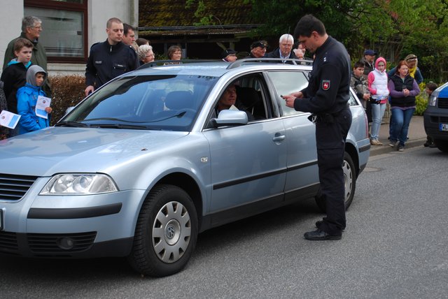 Stefan Böhlke (li. neben dem Auto) und Dirk Schwarz bei der "Verkehrskontrolle"