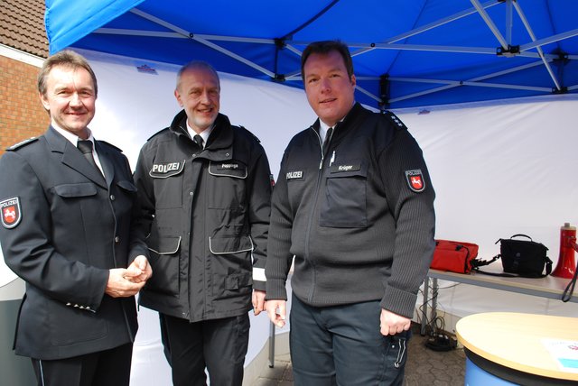Tostedts Polizeichef Hans-Jürgen Scholz (v. li.), Verkehrssicherheitsberater Dirk Poppinga und Polizeisprecher Jan Krüger