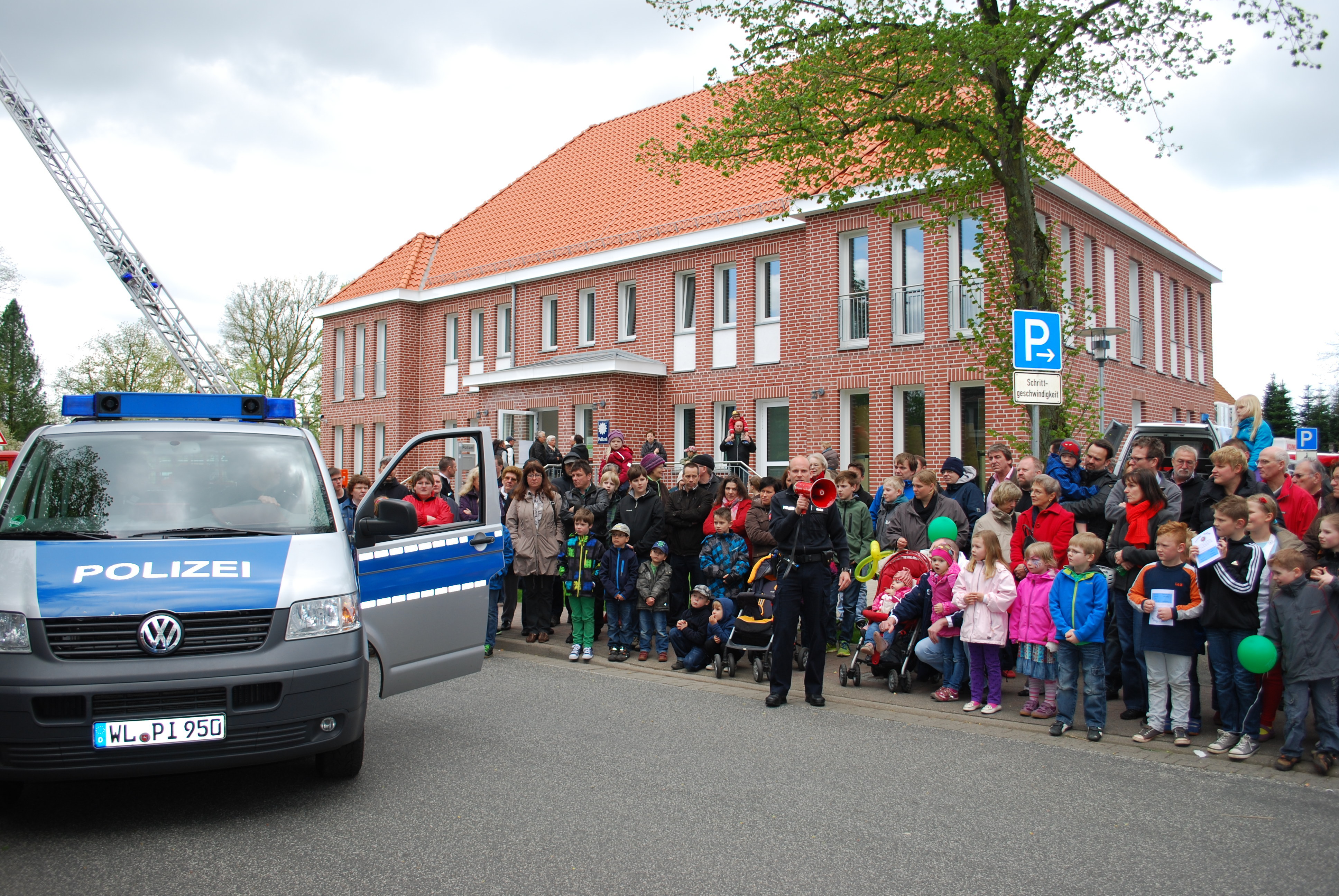 Der Tag der offenen Tür - im Hintergrund die neue Polizeiwache - war bestens besucht