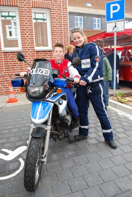 Angel (11), hier mit Polizeikommissarin Maike Wieding, durfte auf einem Polizeimotorrad Probesitzen