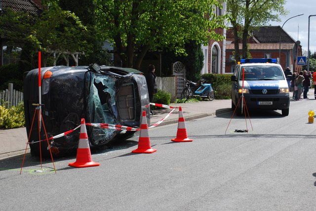 Auf der Schützenstraße wurde ein Verkehrsunfall und das Bergen einer verletzten Person vorgeführt