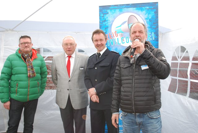 Marek Erhardt (re.) begrüßte die neuen Mitglieder der Opferhilfsorganisation "Weisser Ring" (v. li.): Wilfried Reinke, Leiter Einsatz der Polizeiinspektion Harburg, Samtgemeinde-Bürgermeister Dirk Bostelmann und Tostedts Polizeichef Hans-Jürgen Scholz