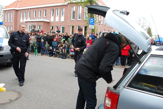 Carsten Bünger, der die Rolle des kontrollierten Autofahrers übernahm, hatte ein Messer dabei