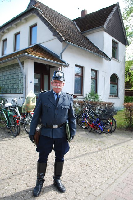 Polizeibeamter Niß Matthiesen in einer Polizeiuniform aus den 50-er und 60-er Jahren vor der früheren Tostedter Polizeiwache