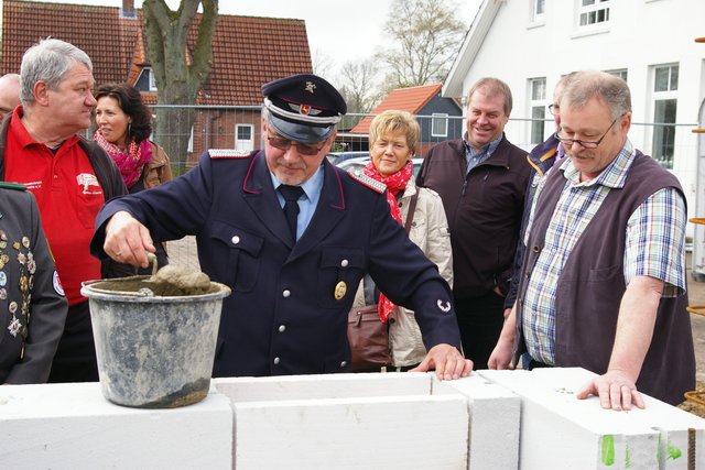 Helmut Höft bei der Grundsteinlegung