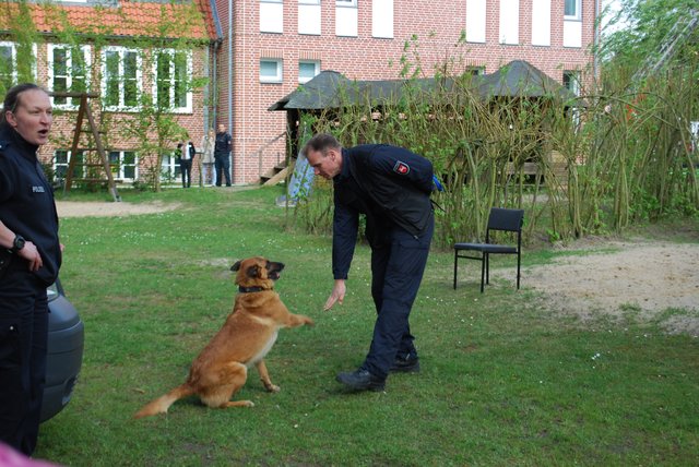 Denise Staedler informierte über den Dienst des Hundeführers, hier Stefan Ollesch mit "Fritz"