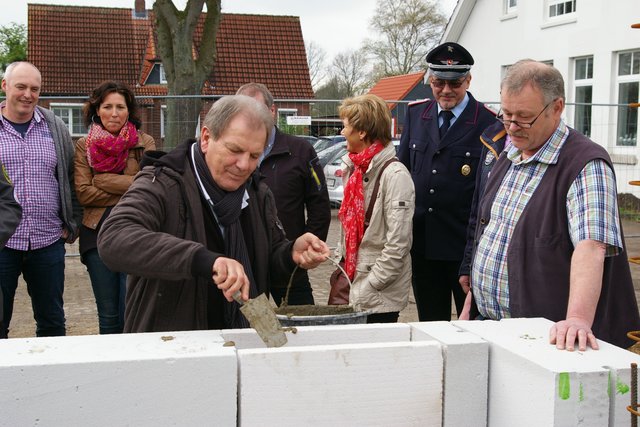 Architekt Günter Holst bei der Grundsteinlegung