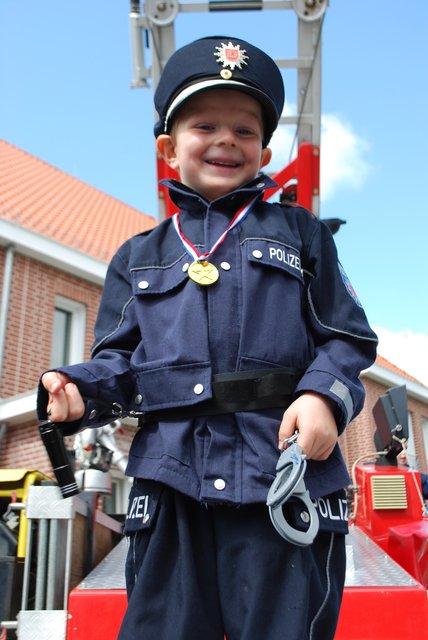 Lennox (4) wollte unbedingt als Polizist beim Tag der offenen Tür dabei sein. Das ist auch einer seiner Berufswünsche - neben Feuerwehrmann und Treckerfahrer