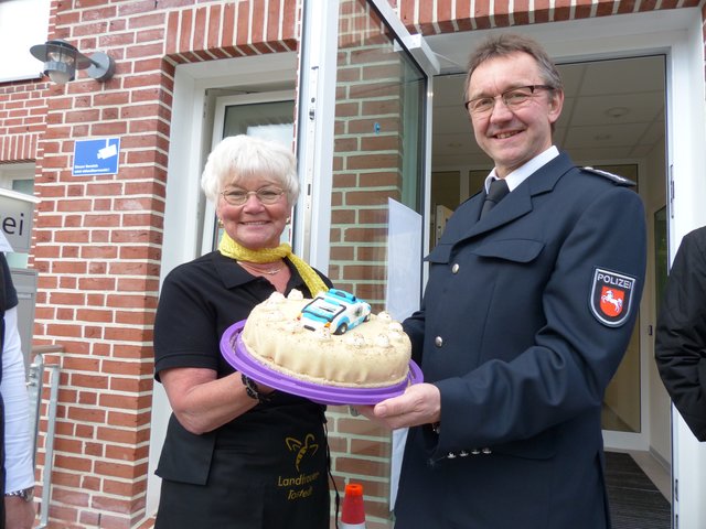 Landfrau Erika Behnke überreichte Hans-Jürgen Scholz eine Torte mit einem Polizeiauto aus Zuckerguss | Foto: oh