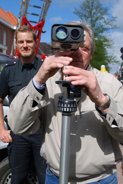 Guillermo Rehwagen ließ sich von Polizist Robert Weichelt in die Benutzung eines Handlasermessgerätes einweisen