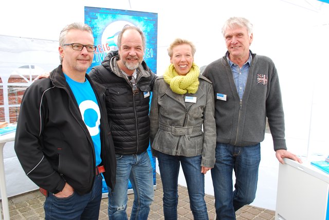 Am Stand des "Weissen Rings" (v. li.): Thomas Kratzke, Schauspieler Marek Erhardt sowie Karin und Karl-Heinz Langner