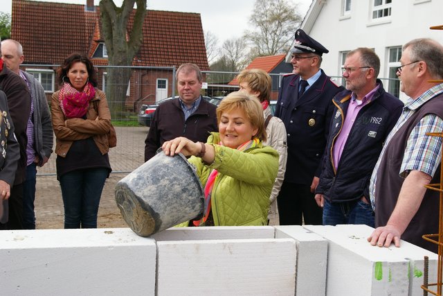 Marianne Wiebusch bei der Grundsteinlegung