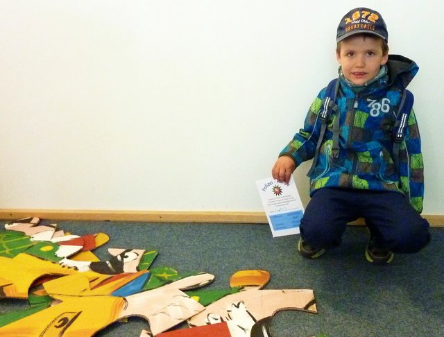 Tobias Trunte (5) aus Dohren war sehr glücklich über sein fertiges Bild vom Kommissar Kugelblitz und seinem Stempel dafür | Foto: oh