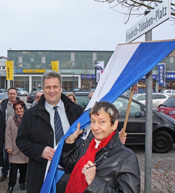 Margret Tobaben mit Bürgermeister Michael Ospalski nri der Enthüllung des Straßenschildes