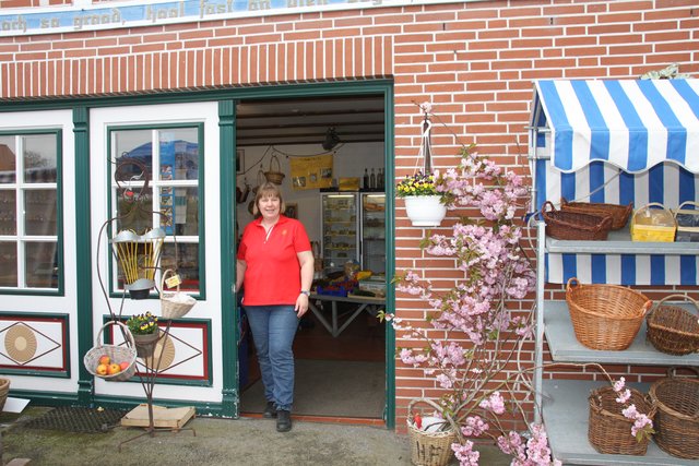 Freut sich, dass im Hofladen nun wieder mehr los ist: Rita Eckhoff aus Hollern-Twielenfleth