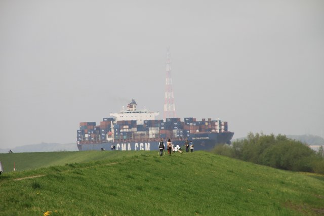 "Schiffe gucken" am Elbdeich im Alten Land
