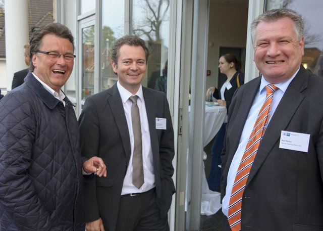 Gute Laune: (v. li.) Freddy Brühler (Handy Store), Stephan Schrader (Geschäftsführer WOCHENBLATT-Verlag) und CDU-Ratsherr Ralf Becker | Foto: IHK