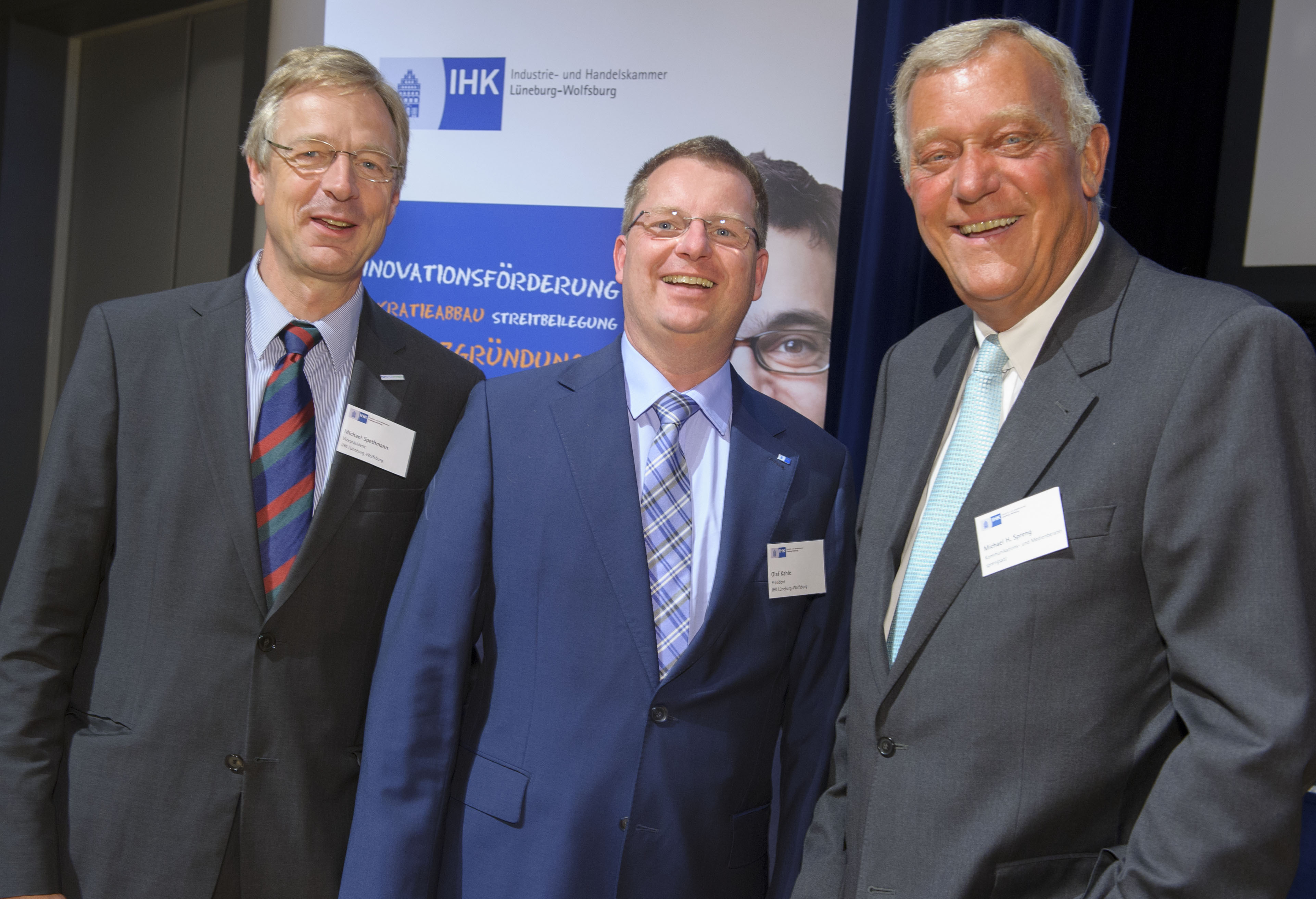 IHK-Vizepräsident Michael Spethmann (v. li.) und Präsident Olaf Kahle begrüßten den Referenten Michael H- Spreng