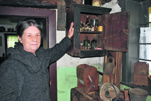 Barbara Klages neben dem Medizinschrank