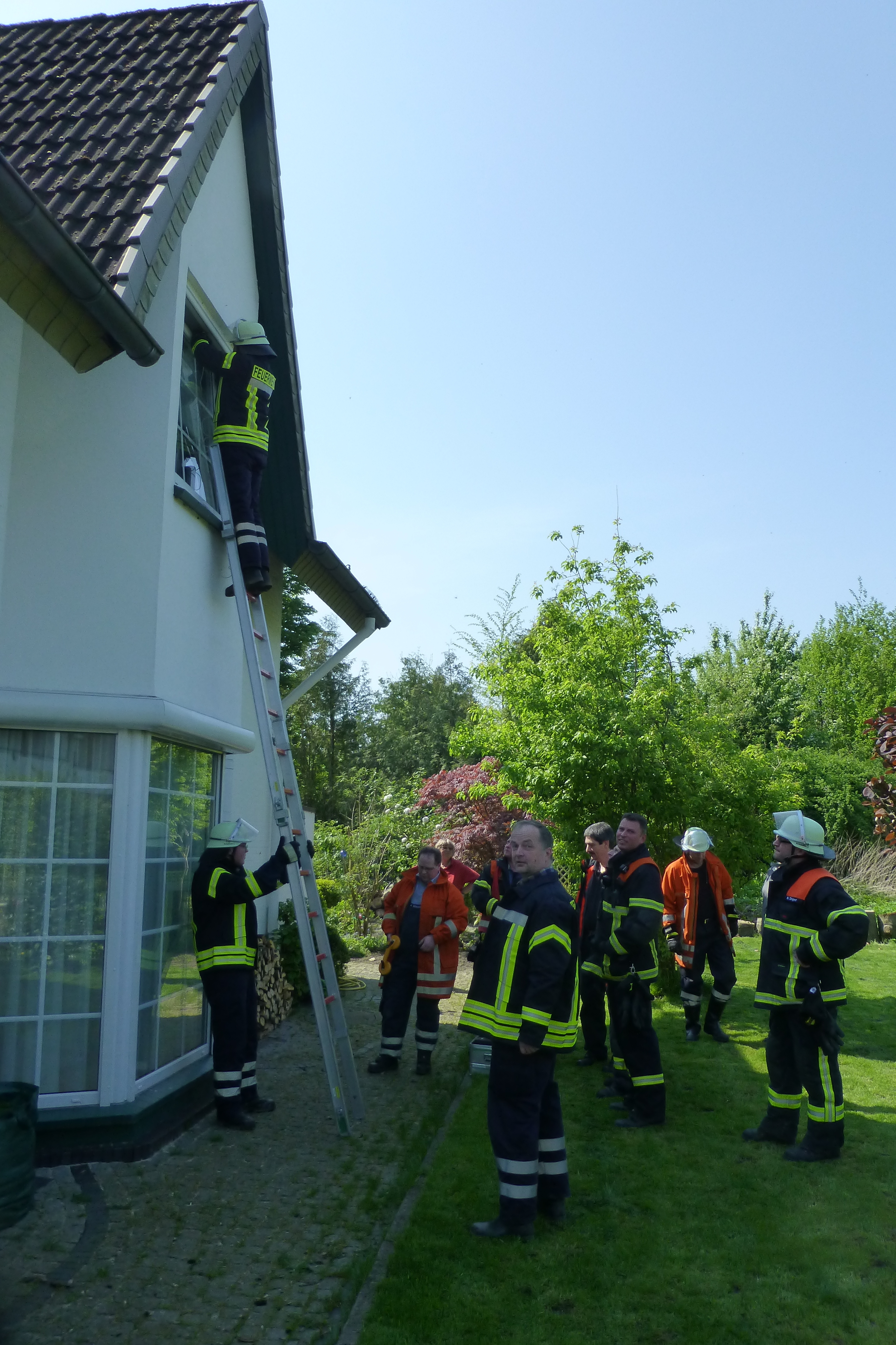 Um den Knirps zu befreien, stiegen die Feuerwehrleute durch ein gekipptes Fenster im Obergeschoss ins Haus ein