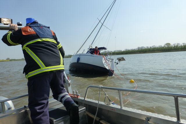 Skipper in Schräglage: Die Feuerwehr eilt mit dem Rettungsboot zur Hilfe | Foto: Feuerwehr/Lühmann