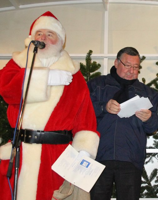 Wolfgang Drusell (re.), Vorsitzender "Stade Aktuell", bei der Weihnachtsmarkteröffnung