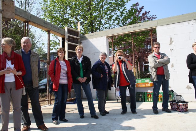 Zu den Gästen der Grundsteinlegung gehörten auch Nachbarn, Kindergartenleiterinnen aus der Samtgemeinde spwie Mitarbeiter der Verwaltung