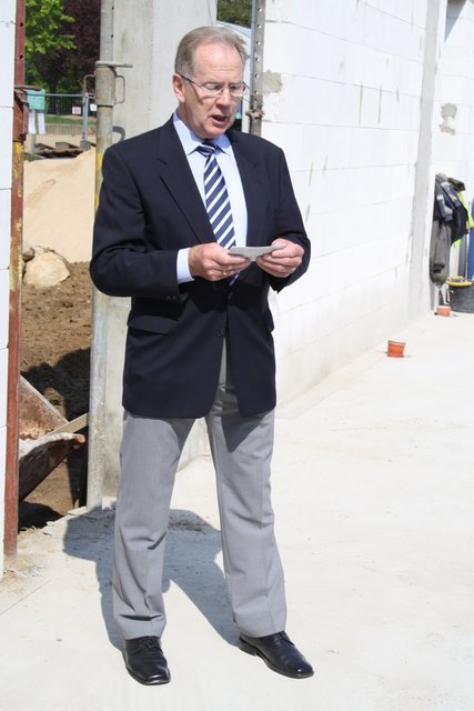 Kurt Matthies, Bürgermeister von Apensen, trägt ein Gedicht vor