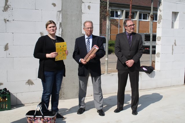 Ein Schwimmbad und ein Pferdehof: Lilli Gilz zeigt die Wunschliste der Kinder, die in die Kapsel gelegt wirdSchwimmbad und e