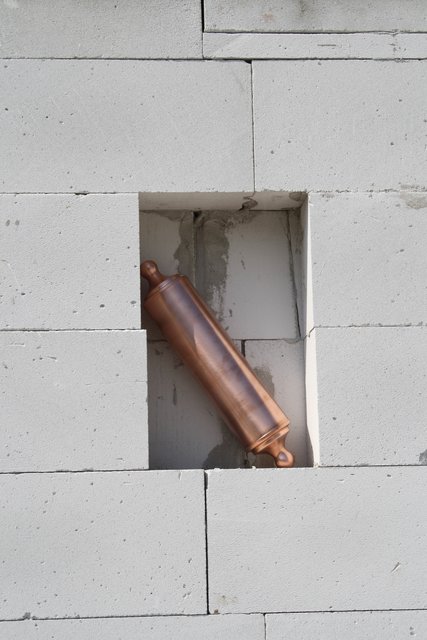 Vor die Kapsel im Mauerwerk kommt eine Plexiglas, so dass sie auch später noch zu sehen sein wird