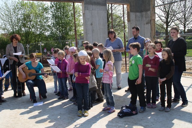 "Es geht mir gut", sangen die Hortkinder bei der Grundsteinlegung
