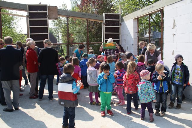 Nach den Ansprachen gibt es Getränke für die Kinder und Gäste