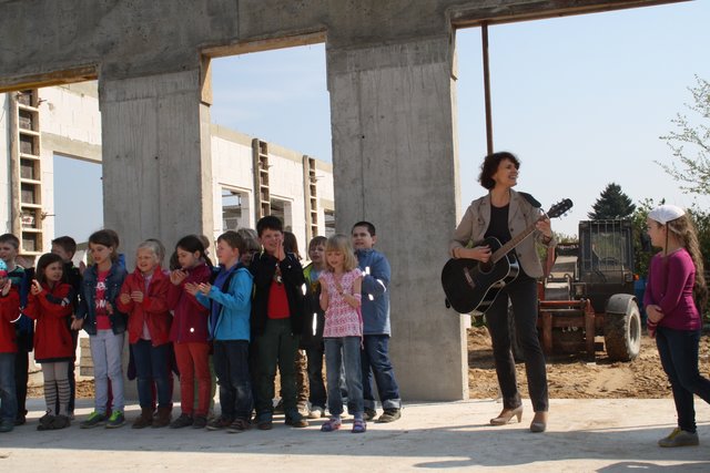 Die Klasse 2c singt das Lied vom "Isern Hinnerk"