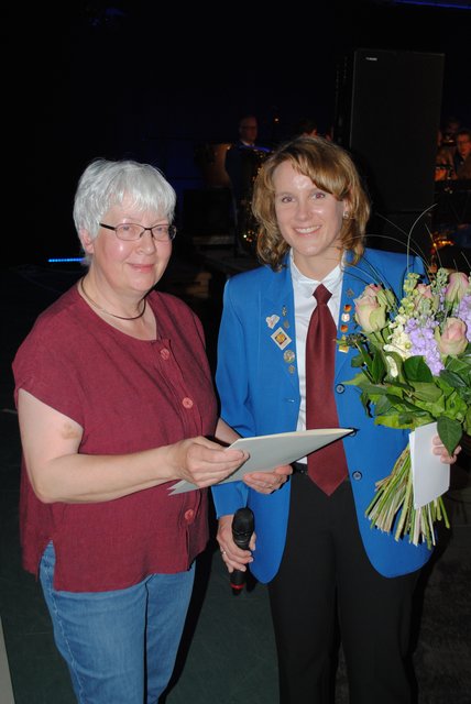 Eine Ehrenurkunde zum Jubiläum: Elsabeth Mestmacher gratuliert Raphaela Backhaus-Olbrich