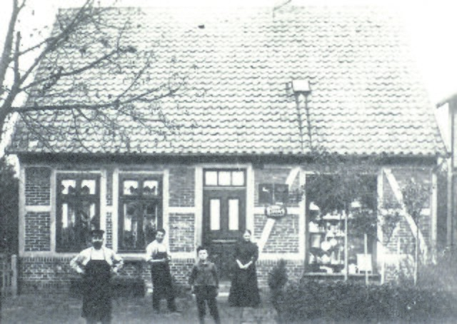 Das Gründungshaus der Firma Kleesch in der Bahnhofstraße 9. Im Jahre 1932 wurde das Geschäftshaus durch ein Feuer zerstört und an gleicher Stelle zweigeschossig wieder aufgebaut | Foto: oh