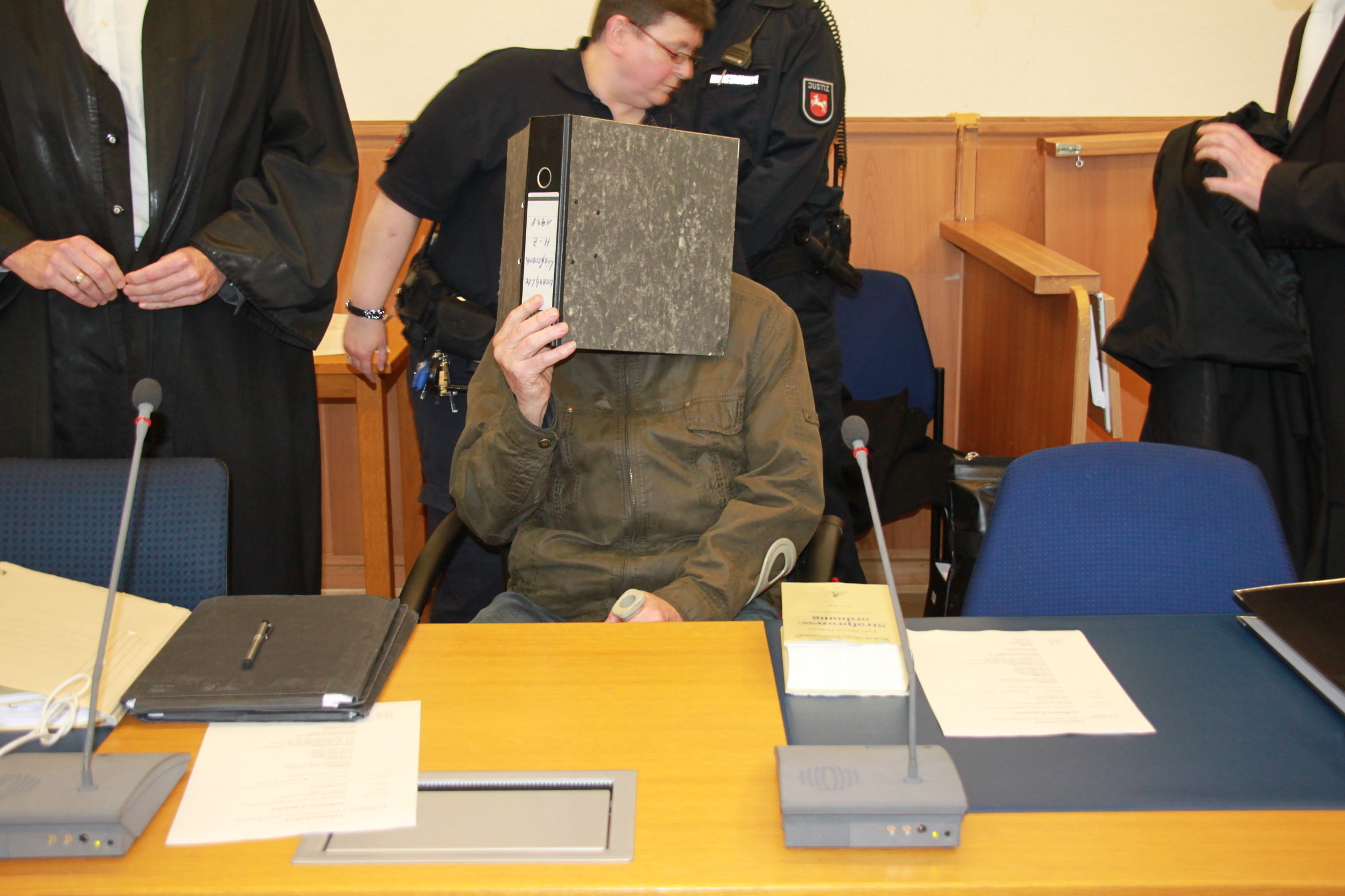 Trotz seines hohen Alters und psychischer sowie körperlicher Beeinträchtigungen macht die Stader Strafkammer am Angeklagten den Prozess