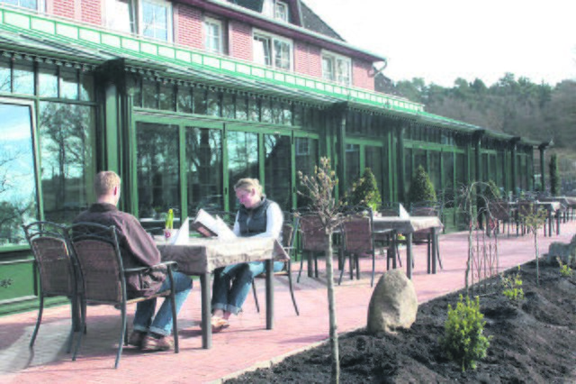 Bei gutem Wetter kann der Gast auf der großen Terrasse vor dem Wintergarten sein Essen genießen | Foto: oh