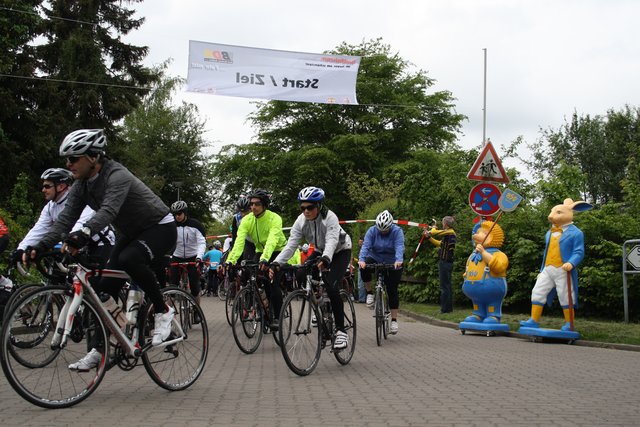 Die Radsportler werden in Gruppen auf die Strecke geschickt
