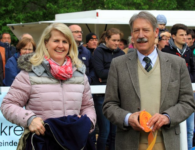 Für die Siegerehrungen waren Turnierleiterin Kristine Meyer-Stahmnleder und Wertungsrichter Horst-Axel Ahrens gemeinsam zuständig