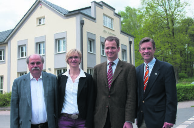 Freuen sich auf den neun Kindergarten: (v. li.) Hauseigentümer Rainer Wunderlich, Janet Hug, Dr. Howe Ehlers (beide Montessori Lernwelt) und Sozialdezernent Jan-Hendrik Röhse | Foto: oh