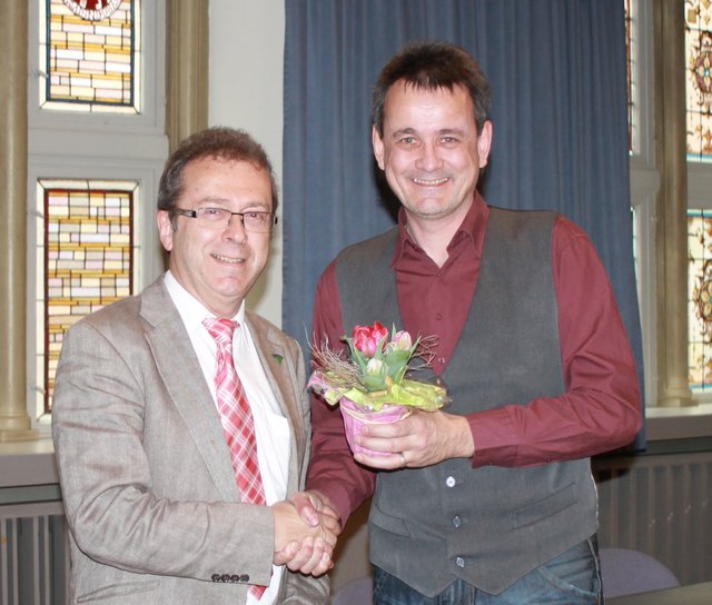 Fraktions-Chef Kai Holm (re.) dank Pernd Pensing für sein langjähriges Engagement als Protokollführer | Foto: SPD Stade