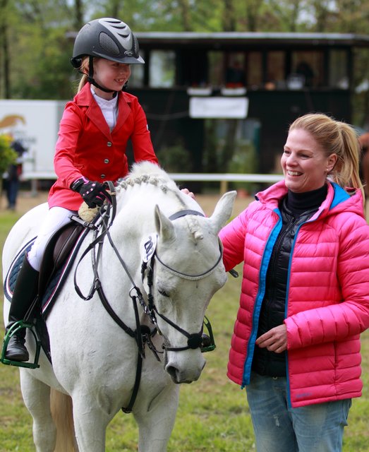 Die 8-jährige Lina Meyer wurde von Vereins-Chefin Mirja Albrecht mit einem Ehrenpreis belohnt
