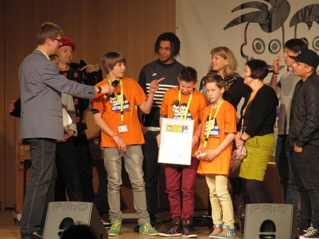 Bei der Preisübergabe: Schüler des GAK mit ihren Lehlerinnen Angelika Bartel und Almut Künkel sowie Musikern von Culcha Candela