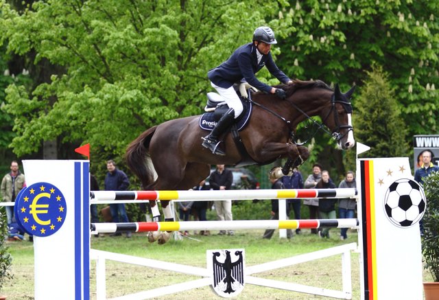 Große Sprünge in der Ein-Sterne-S-Prüfung in Jesteburg: Weltklasse-Reiter Carsten-Otto Nagel vom RFV Stall Moorhof triumphiert im letzten fehlerfreien Umlauf (45:03 Sec.) im Sattel von "Ultima"