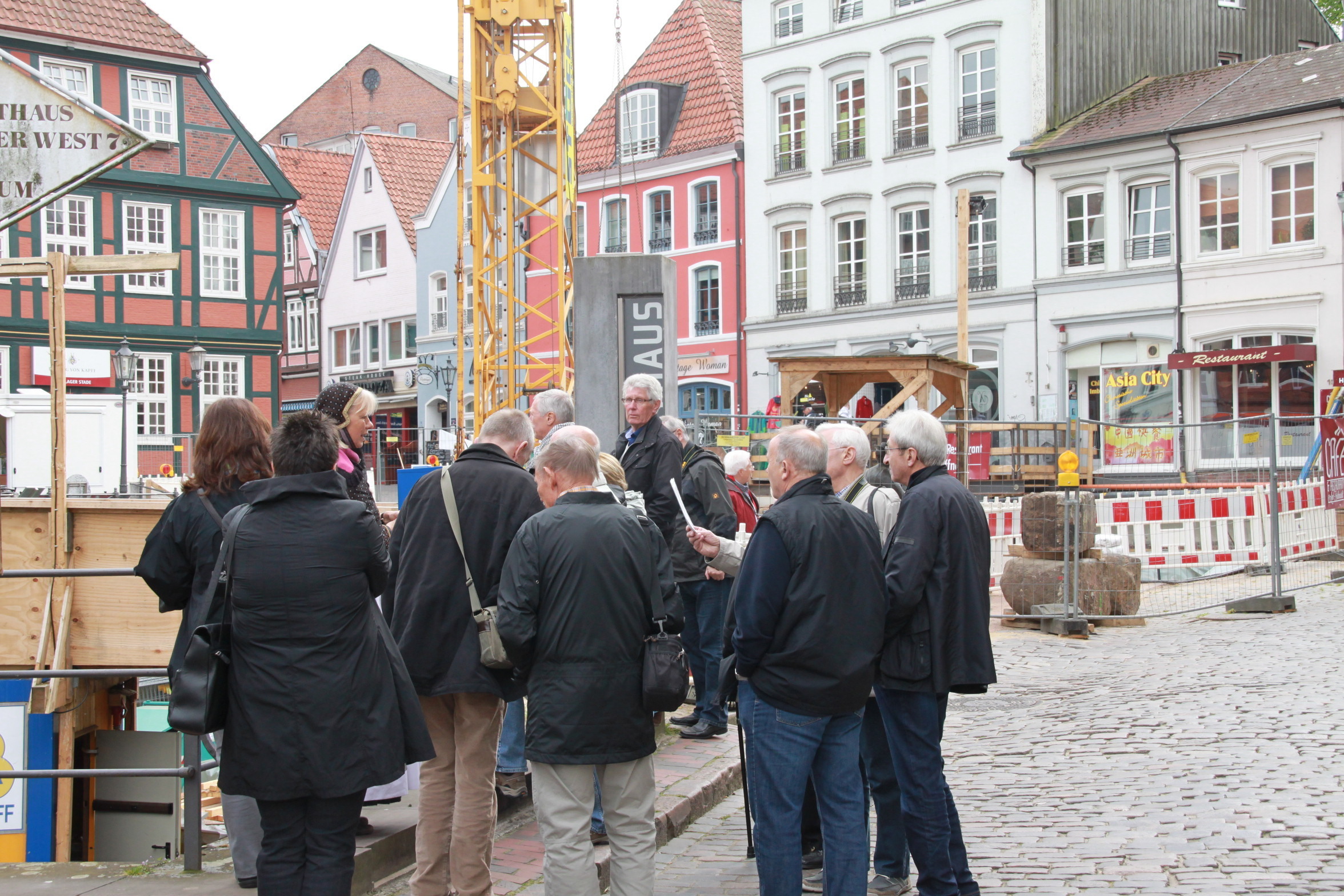 Eine Gästeführerin erläutert Touristen die Bauarbeiten an der Hudebrücke