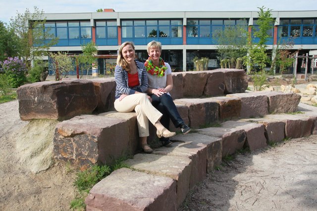 Stolz auf den neu gestalteten Schulhof: Sonja Dall, ehemalige Vorsitzende des Schul-Fördervereins und Leiterin der AG Schulhof, mit AG-Mitglied Susanne Rathjens