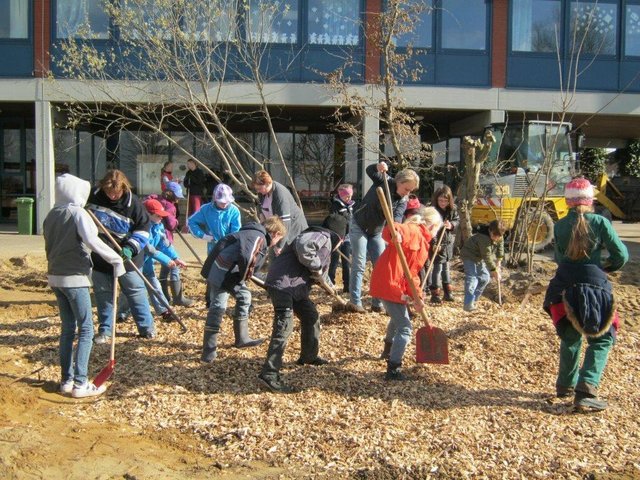 Bei der Neugestaltung des Pausenhofs packten  viele Schulkinder fleißig mit an | Foto: oh