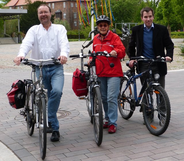 Machen mit beim Stadtradeln (v. li.): die Winsener Grünen Bernd Meyer, Olga Bock und Tim Lehmann