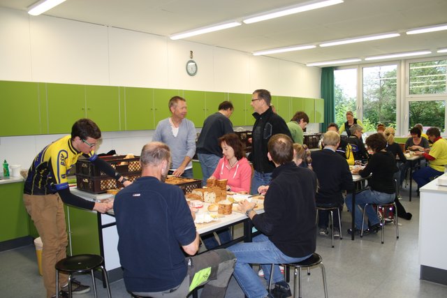 Ab 6.30 Uhr werden in der Schulküche Brote vorbereitet