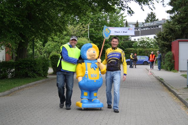 Andreas und Thorsten geben dem BSV-Igel sicheres Geleit